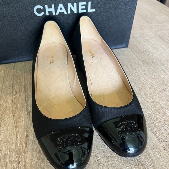 CHANEL Satin Patent Leather Classic Chanel Black Pumps - Picture 2 of 10